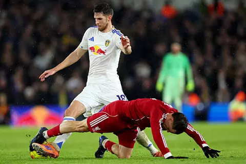 غاب عنه صلاح.. مهرجان أهداف بين ليدز وليفربول في الدوري الإنجليزي